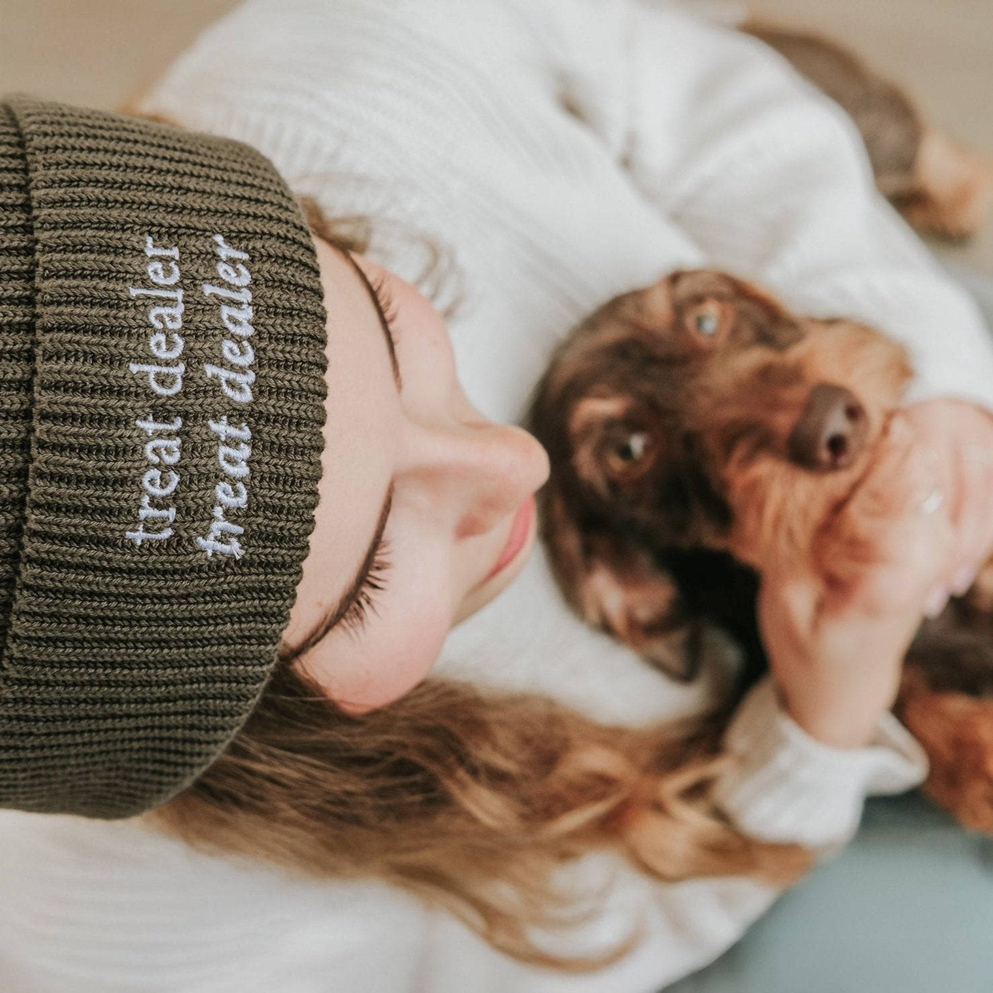 "treat dealer" beanie in olive green