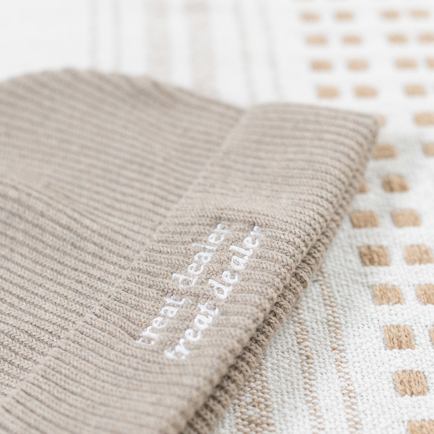 "treat dealer" Beanie in Beige