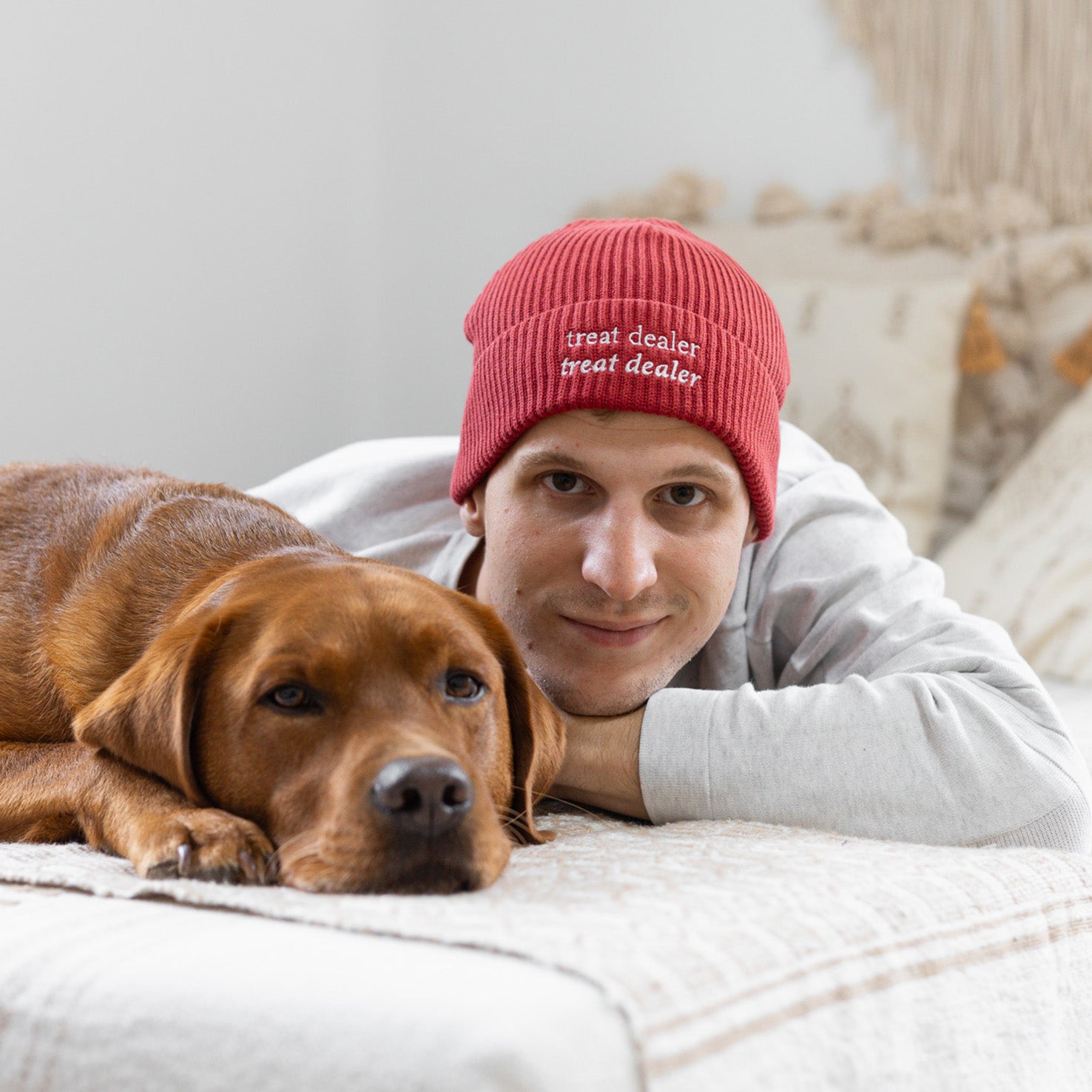 "treat dealer" Beanie in red earth