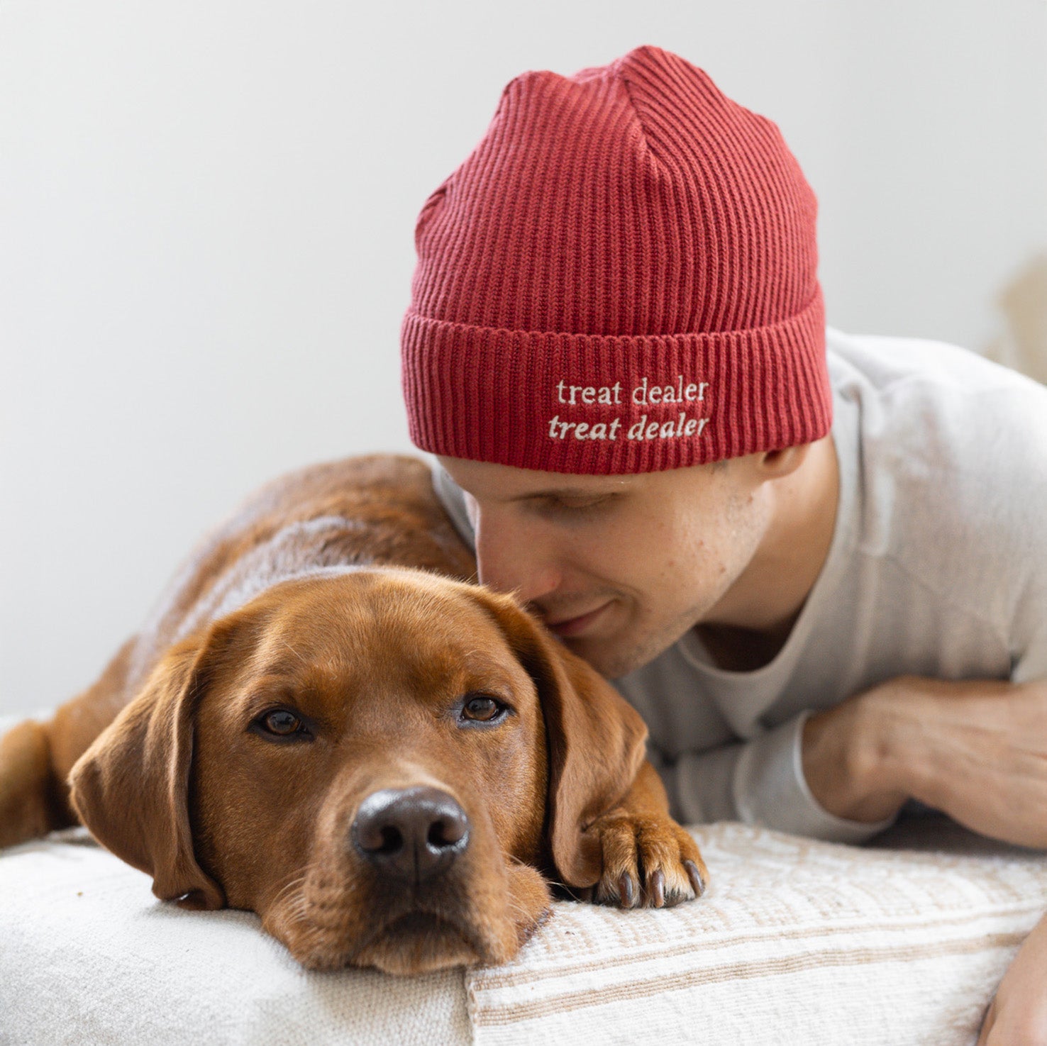 "treat dealer" Beanie in red earth